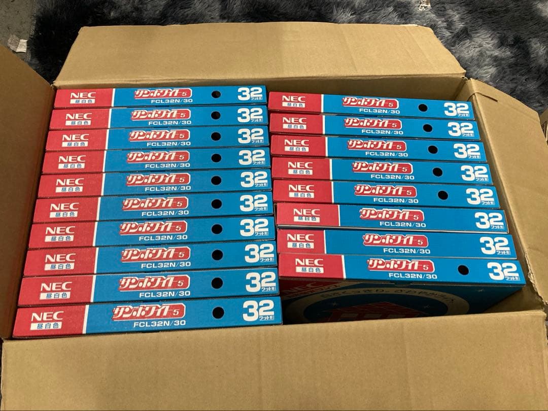 L)NEC 丸型蛍光ランプ　18個　送料込み。