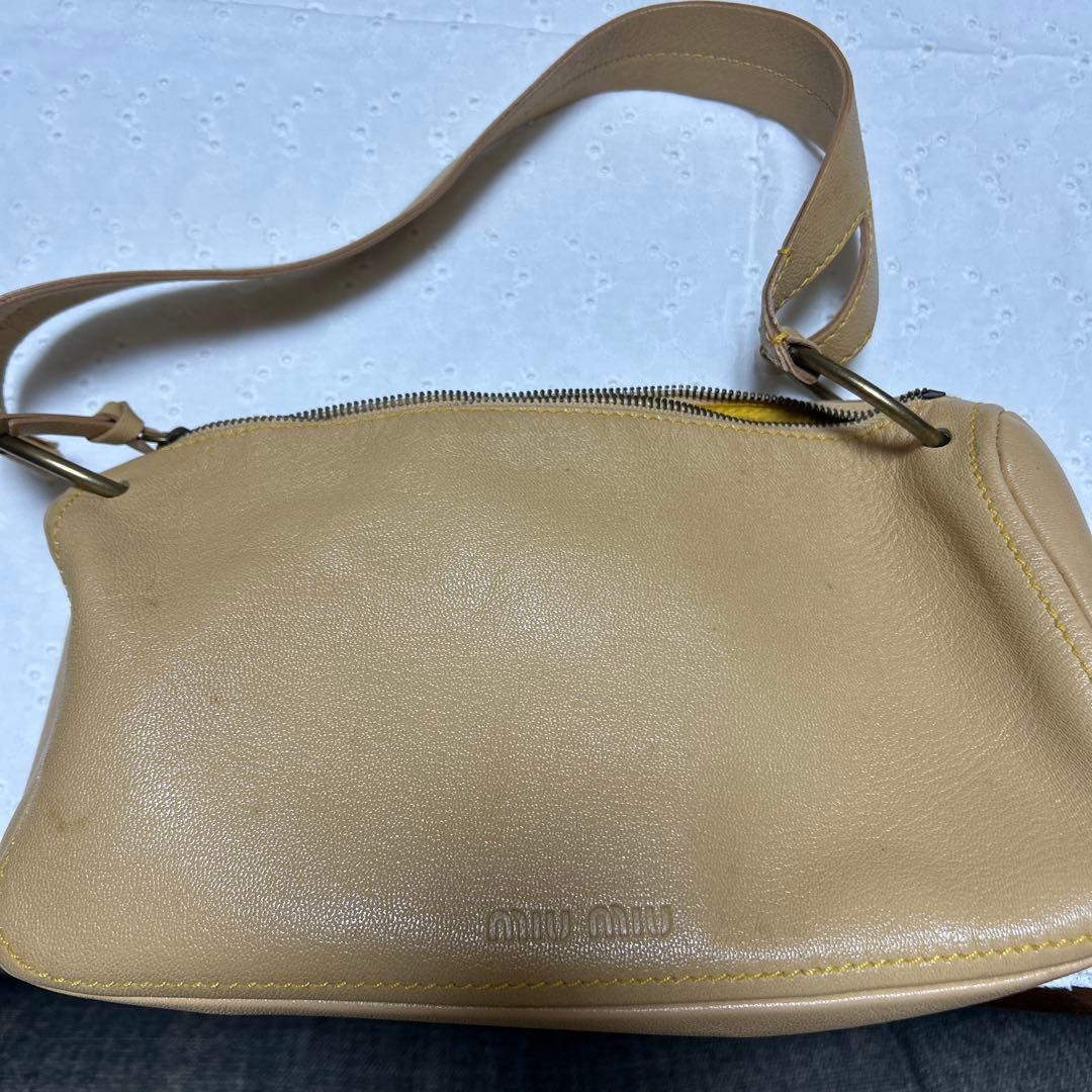 miu miu ベージュ レザー ショルダーバッグ