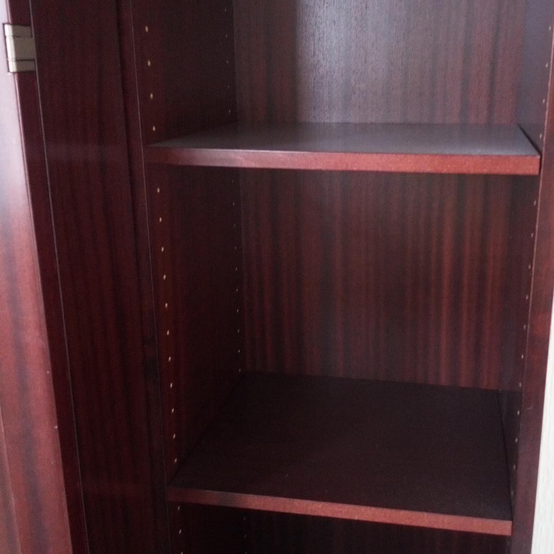 スライド式本棚　収納力にすぐれ、ガラス扉付き