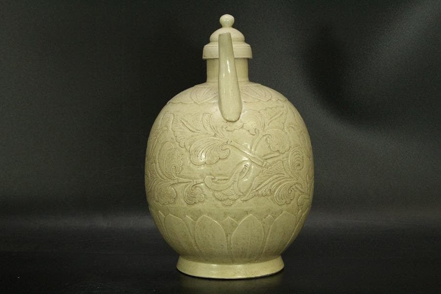 中国美術 白磁 陽刻草花紋 瓶(ZE663)