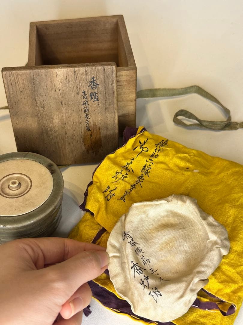 最終価格！青磁筋　三足香炉　共箱　古共布付　時代物　古美術　骨董品