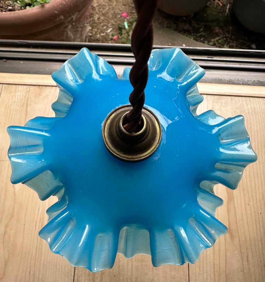 フランス アンティーク 乳白色ブルーオパリンガラスの可愛いお花アトリエランプ＊