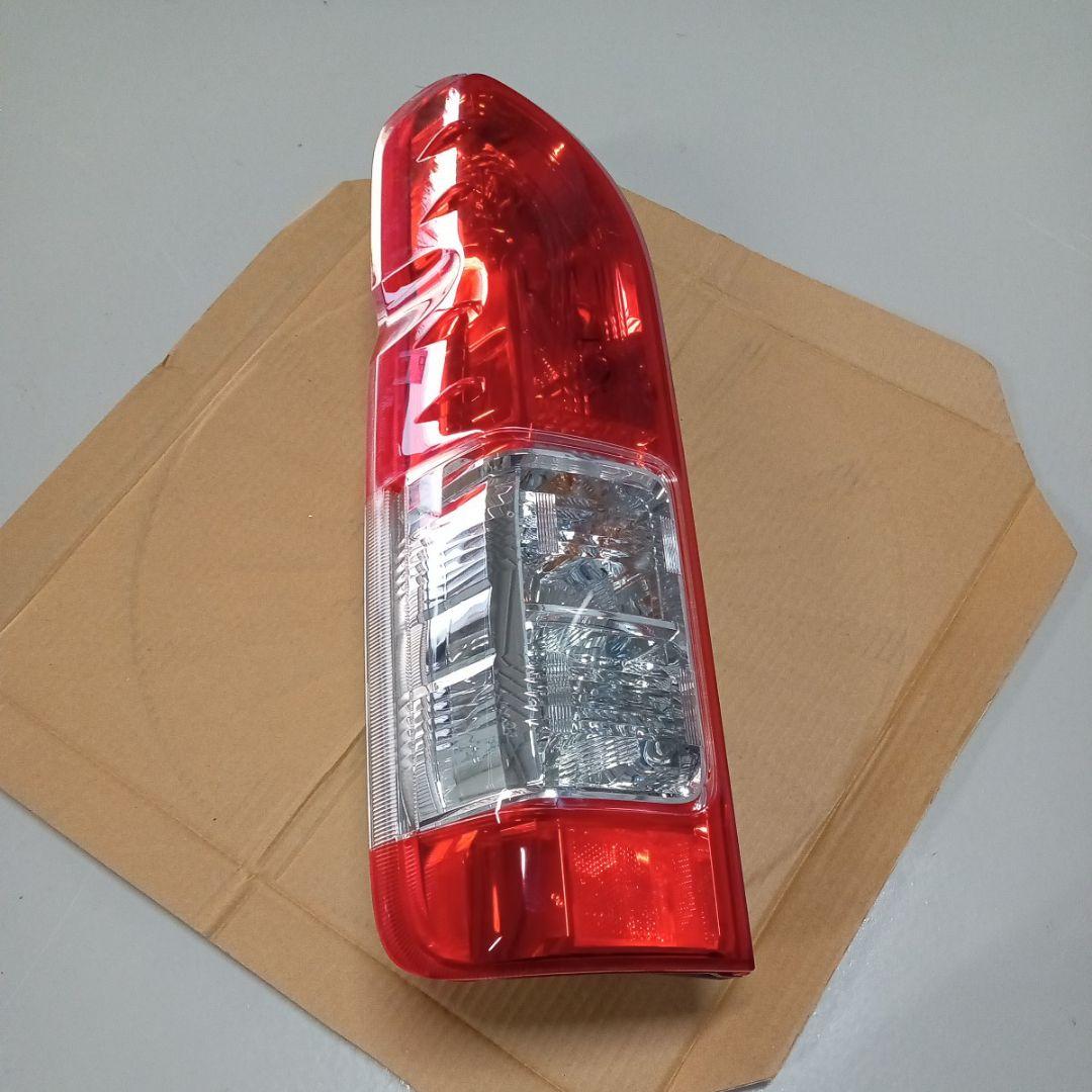 【新車外し】【送料無料】トヨタ 200系ハイエース純正後期テールランプ　左側　①
