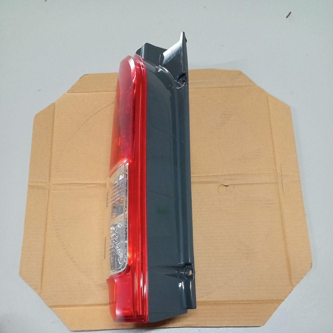 【新車外し】【送料無料】トヨタ 200系ハイエース純正後期テールランプ　左側　①