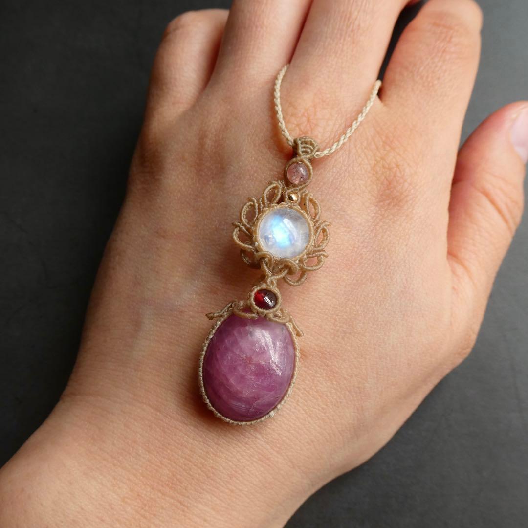 特大ルビー・ムーンストーン・ガーネットのマクラメネックレス