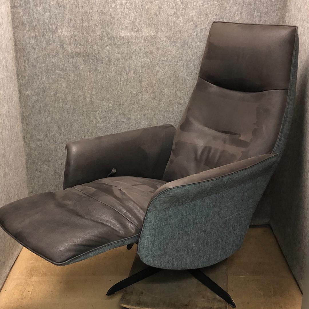 超美品　リクライニングチェア　フットレスト連動　コンパクトサイズ