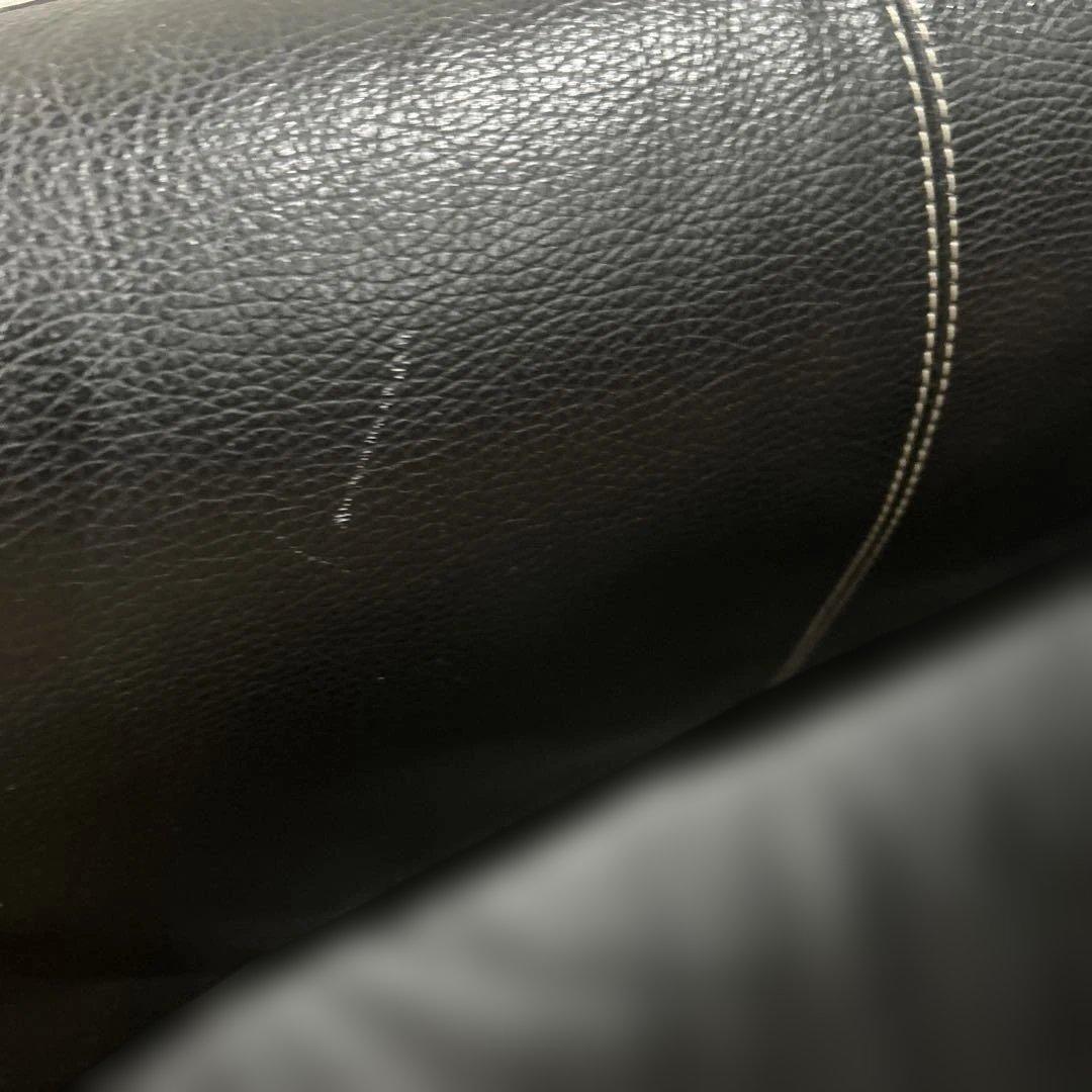 黒いレザー 2人掛けソファ
