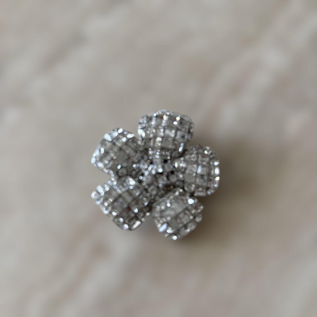 FOXEY 花形ブローチ・クリスタル風装飾