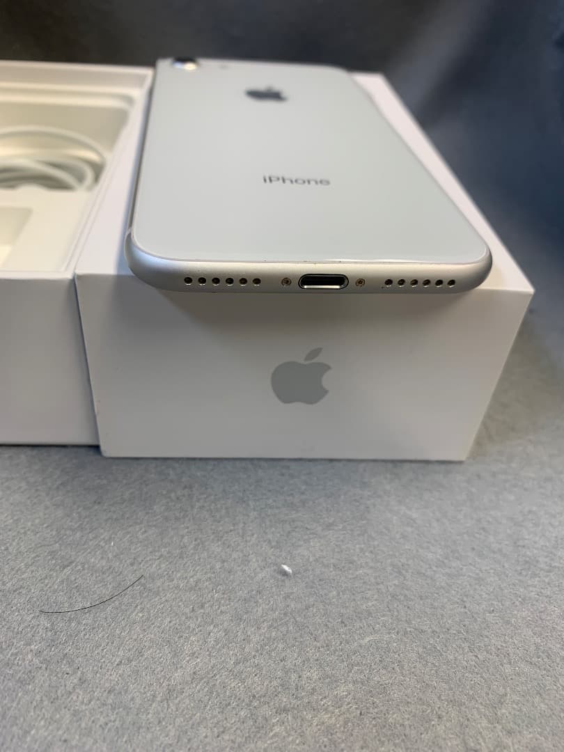 美品　国内版　SIMフリー　iPhone8　64GB ホワイト色