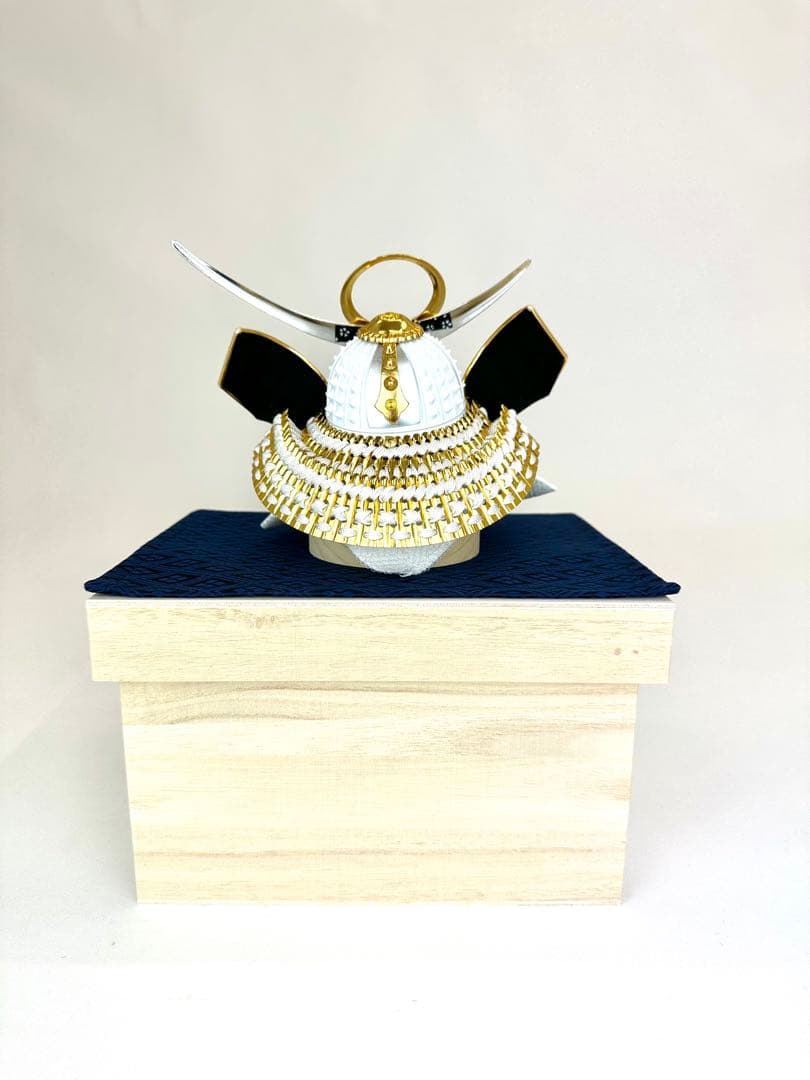 【五月人形】端午の節句　新品　白兜　シルバー伊達　収納飾り　おしゃれ