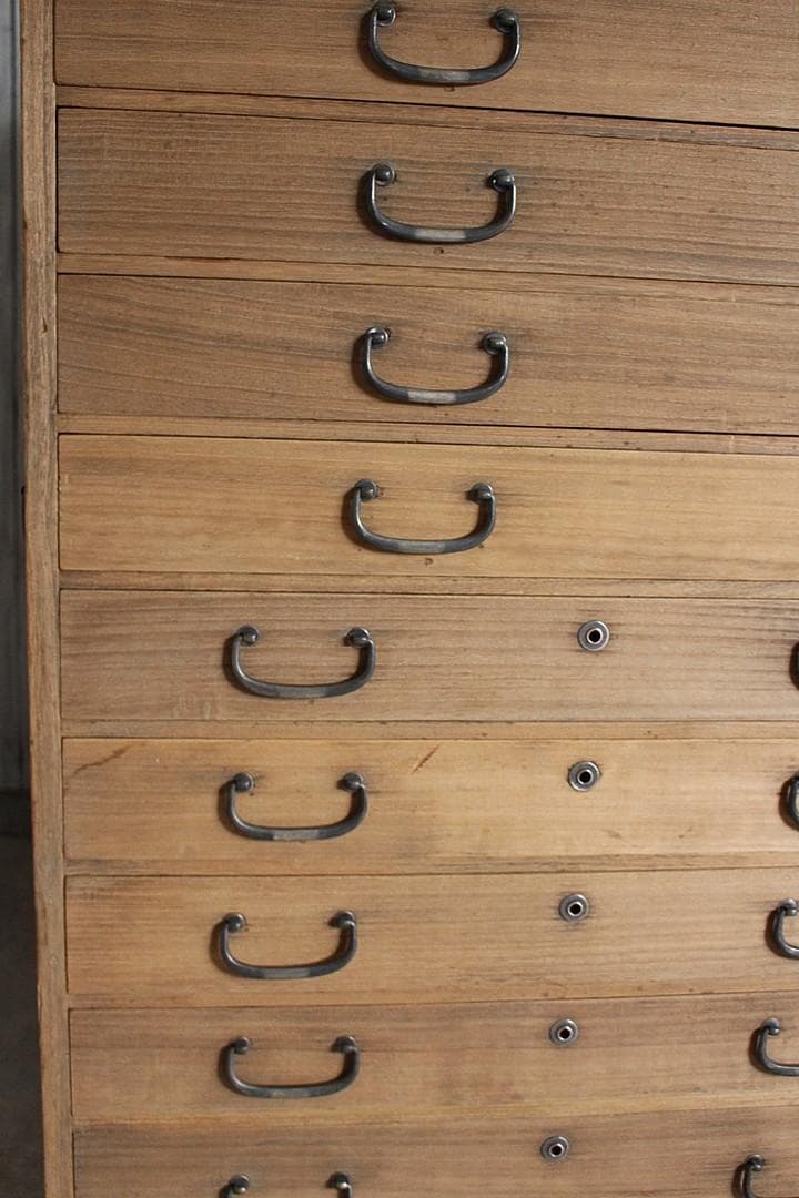 古い木製の引き出し　15杯