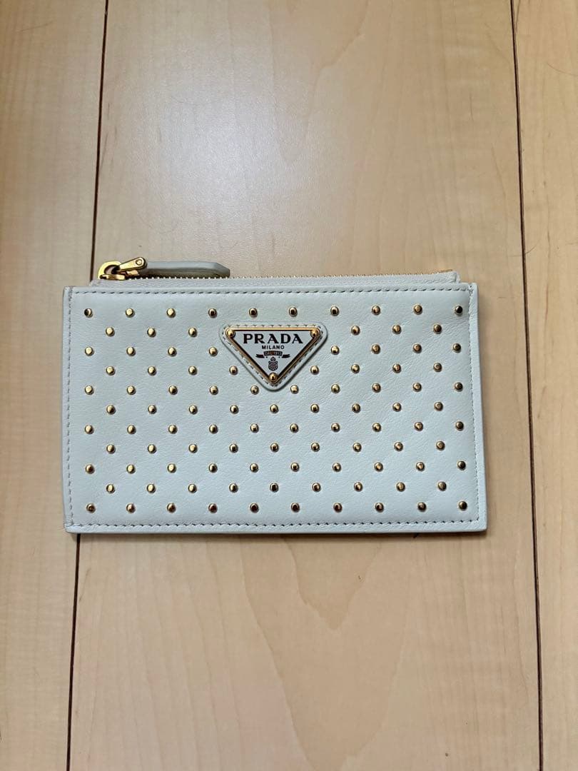 PRADA ⭐︎スタッズ付きフラグメントケース ホワイト　新品/未使用品