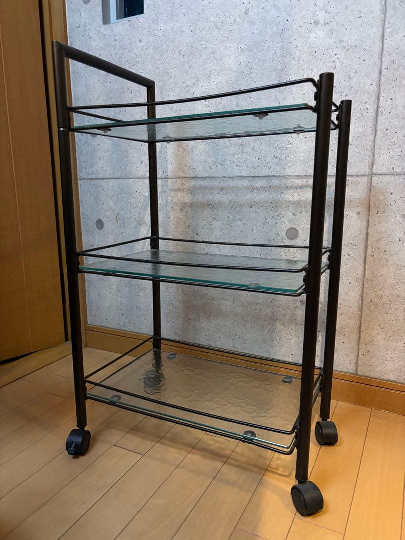 ガラスとスチールの3段ラック