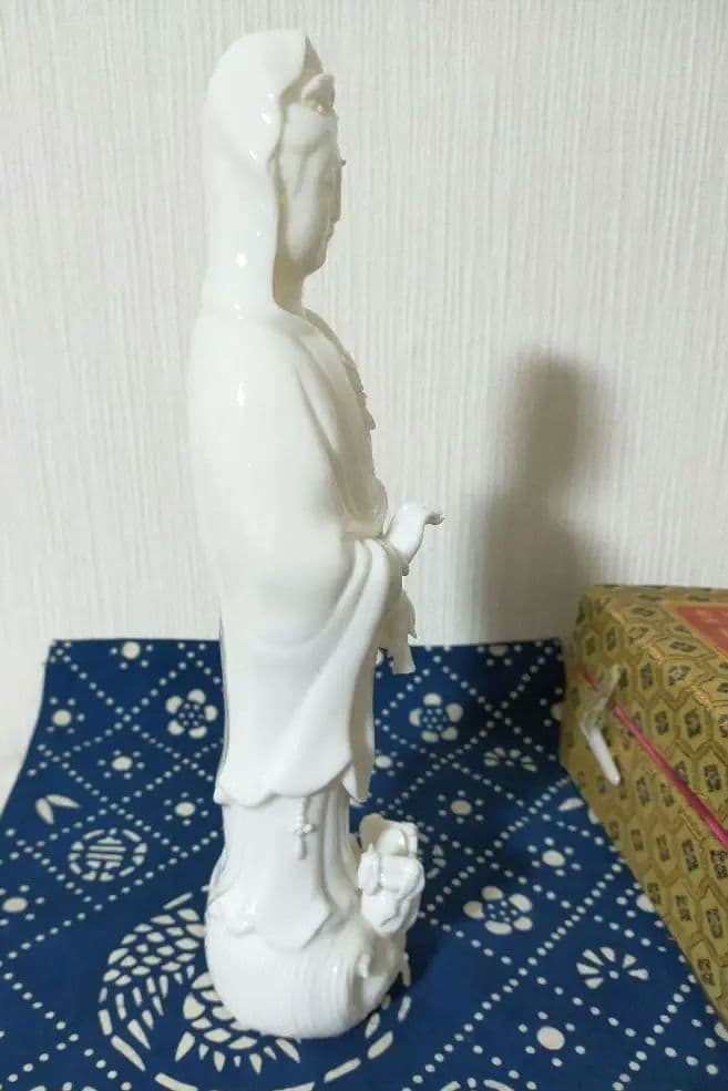 特価セール中!中国景徳鎮　白磁　滴水観音様の立像　H27.5cm 仏像　縁起物