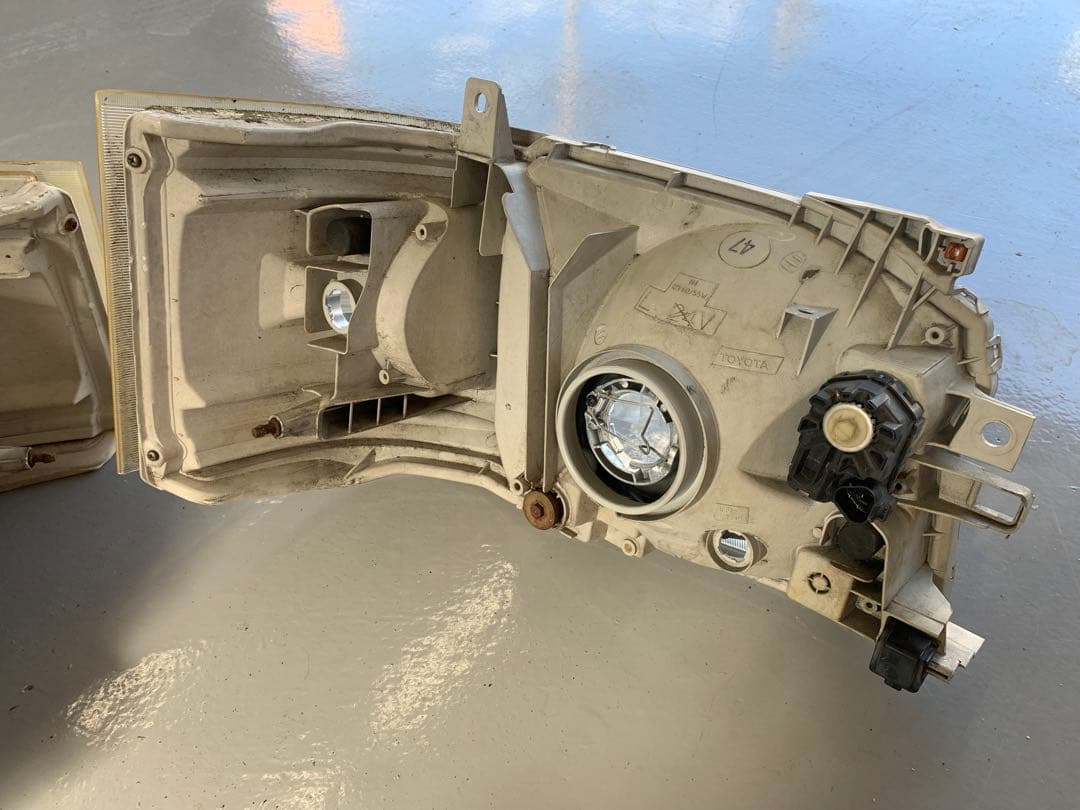 レジアスエース　純正ヘッドライト　ハイエース　ヘッドランプ