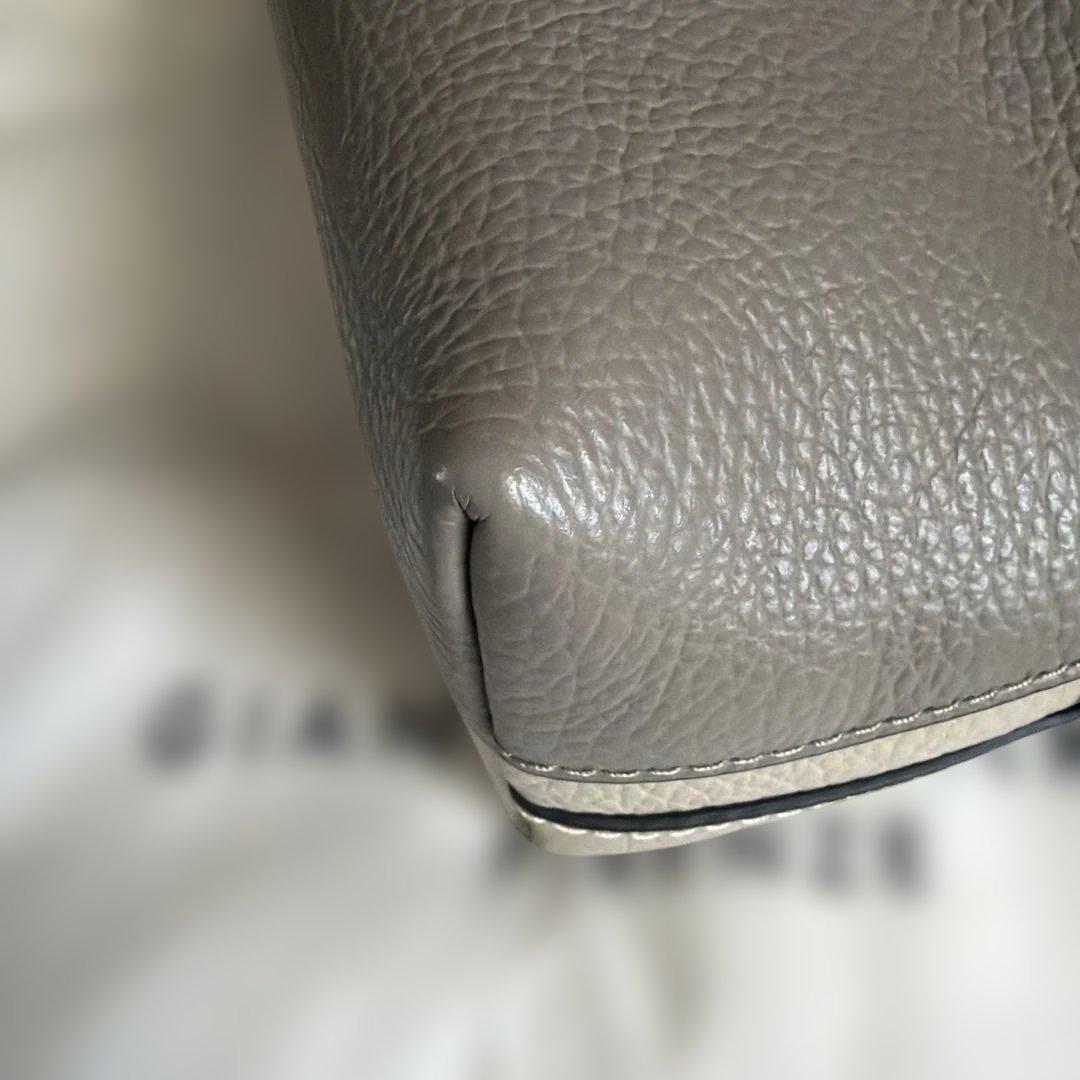 ジャンニキャリーニ　グレーベージュのレザーショルダーバッグ　美品