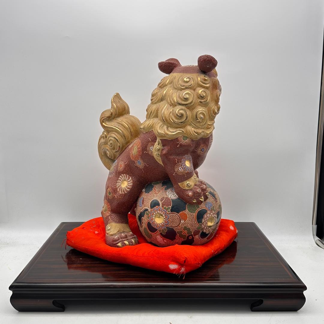 T 九谷焼　玉獅子　花台付き　座布団付き　床の間飾り　金彩　盛絵　色絵　赤獅子