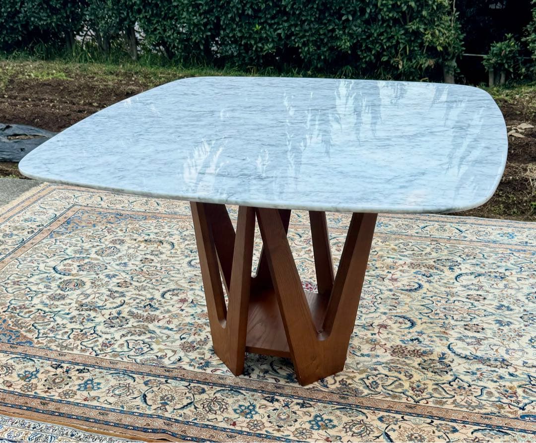 フェレルです トーヨーキッチン 大理石 ダイニングテーブル マーブル