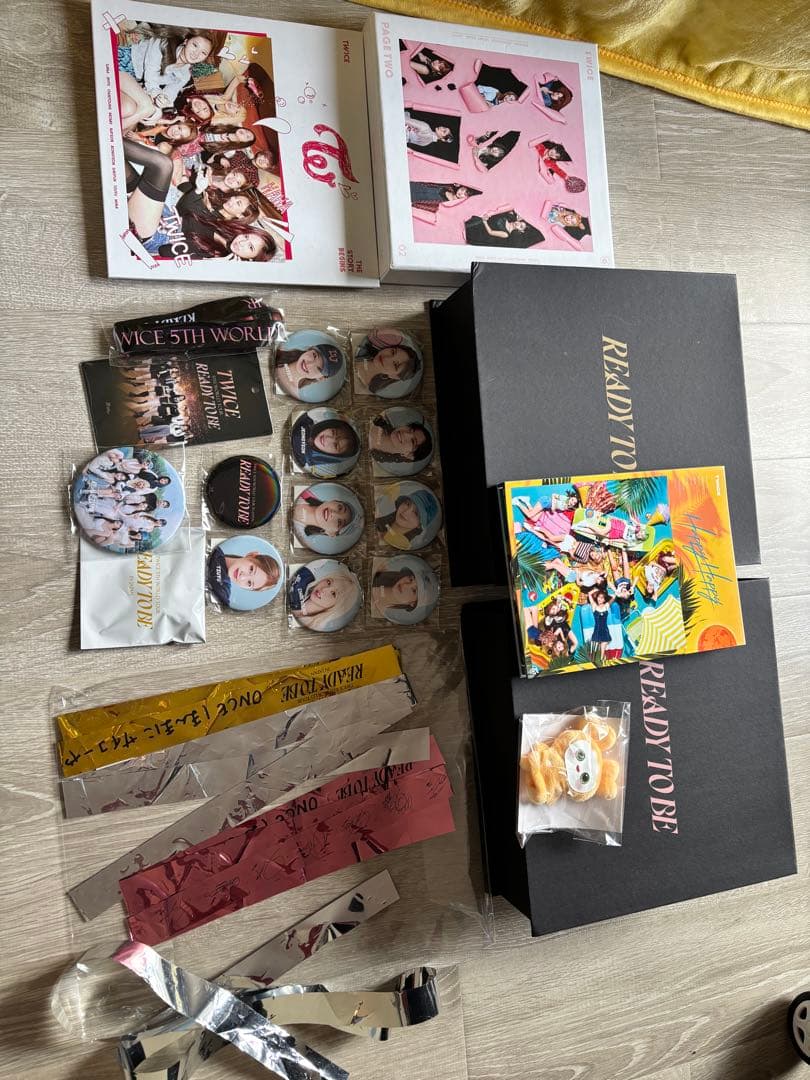 TWICE アルバムセット＆Tシャツ、ユニフォーム、ペンライト、トレカまとめ売り