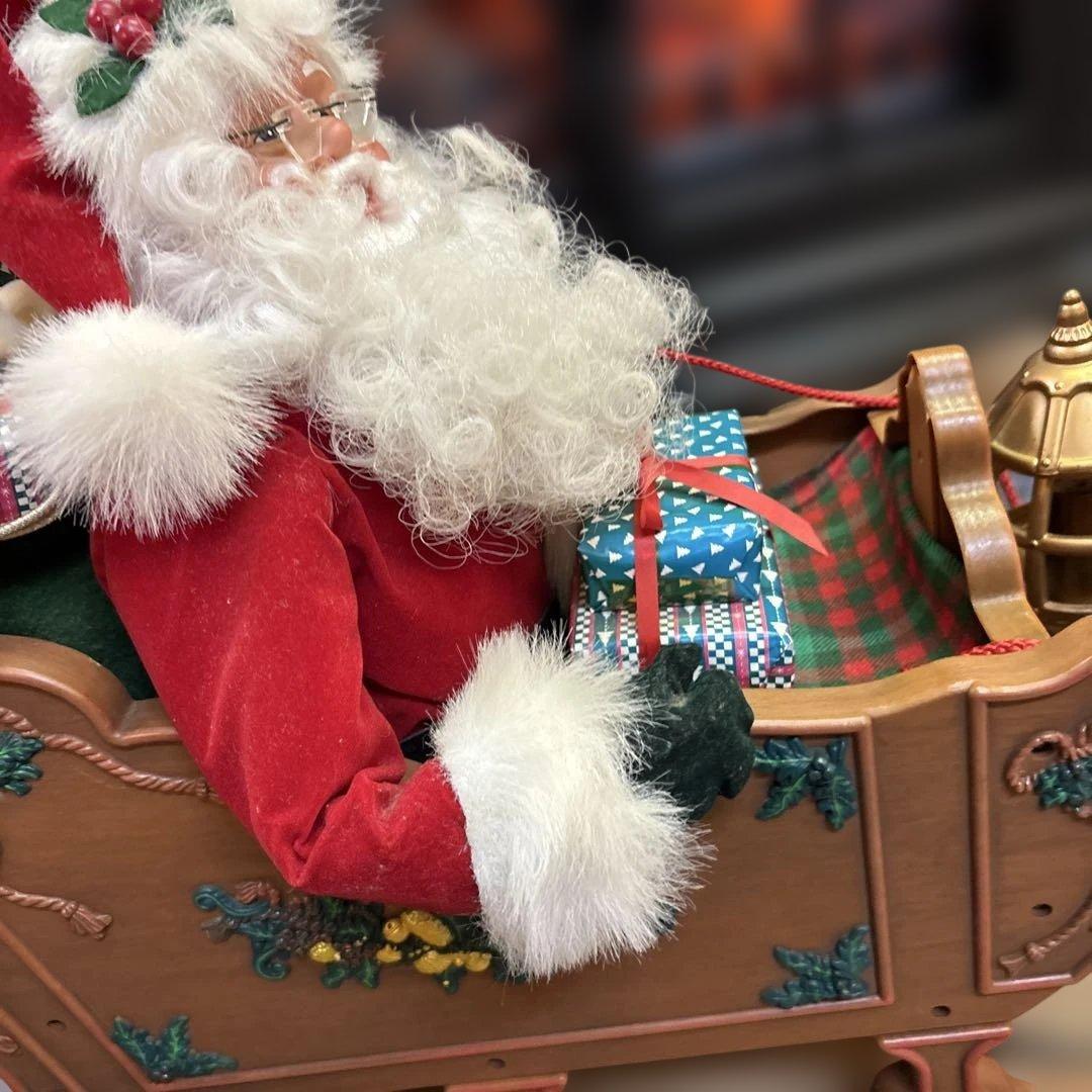 トナカイさんが引くソリに乗ったサンタさん