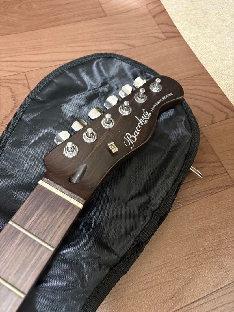 Bacchus UNIVERSE SERIESエレキギター ブラウン木製