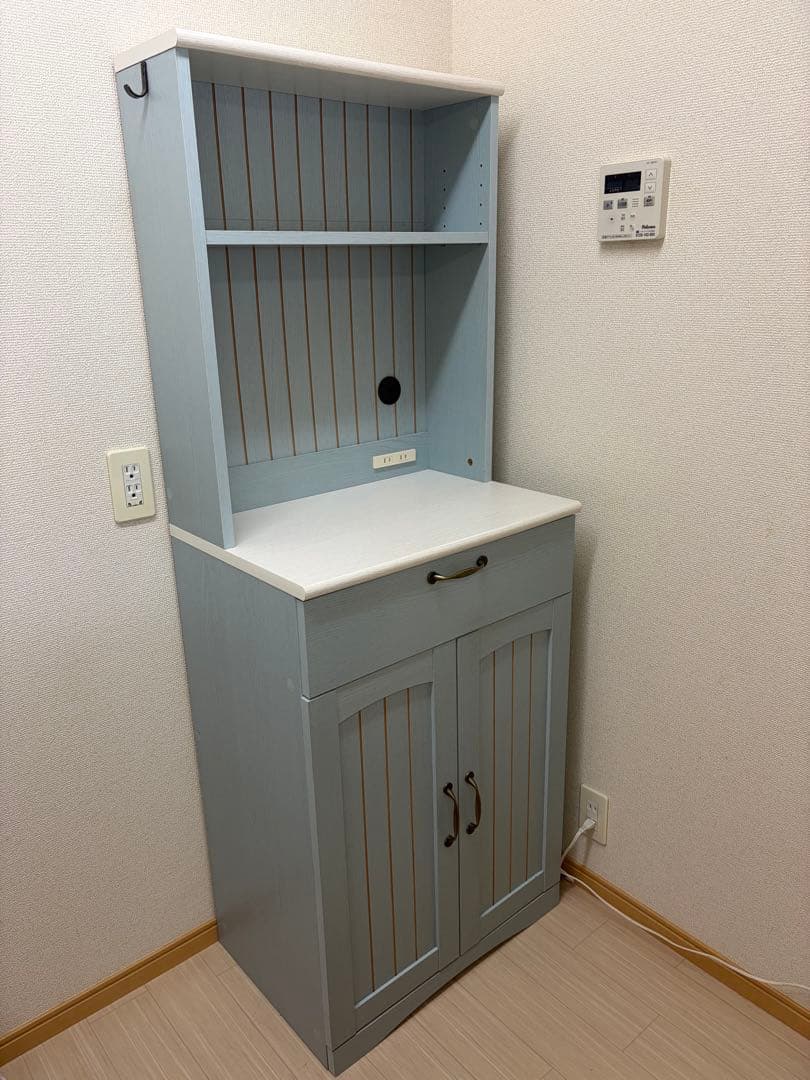 カップボード 幅60 オープンボード 食器棚 扉付き収納コンセント付きカントリー