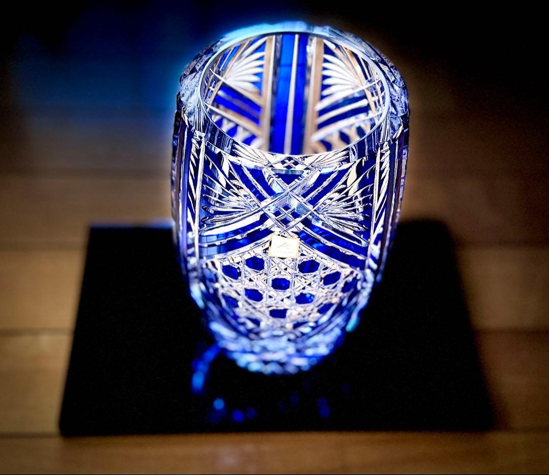 カガミクリスタル　切子　花瓶 中型　青 江戸切子 笹っ葉に八角籠目紋