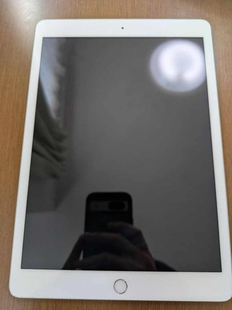 Apple iPad 第8世代　シルバー 本体 充電器付き　wifiモデル