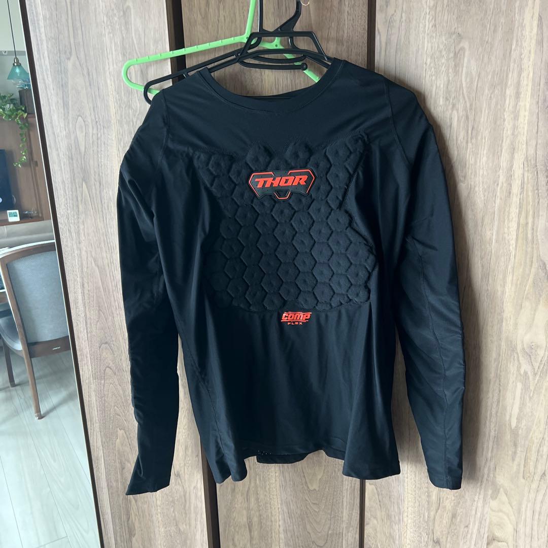 トロイリーデザインウェアと膝プロテクター