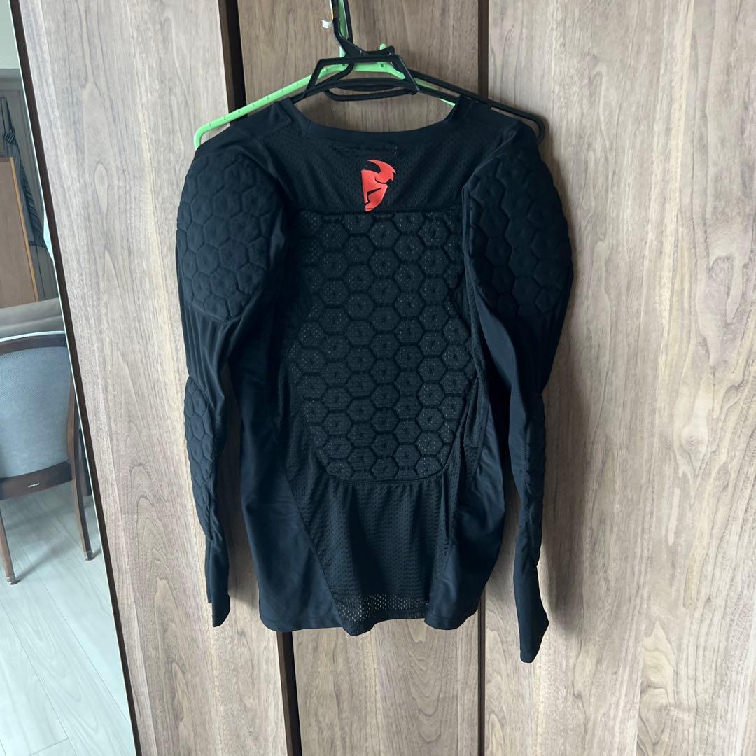 トロイリーデザインウェアと膝プロテクター