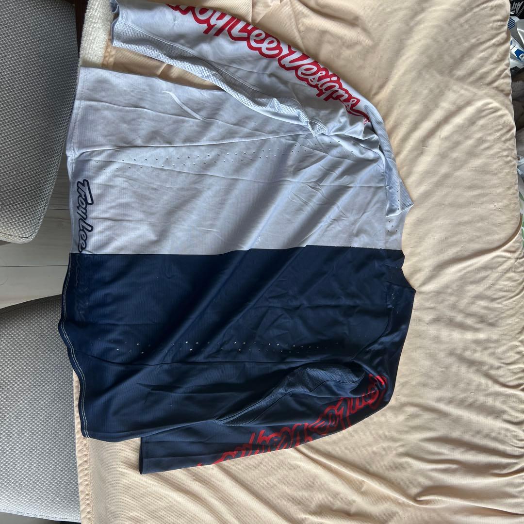 トロイリーデザインウェアと膝プロテクター