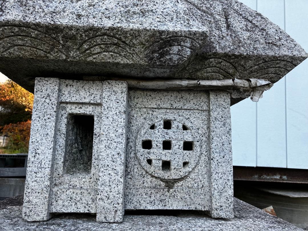 【引き取り限定】御影石　草屋根形 石灯籠 / 和風オブジェ 露地灯籠