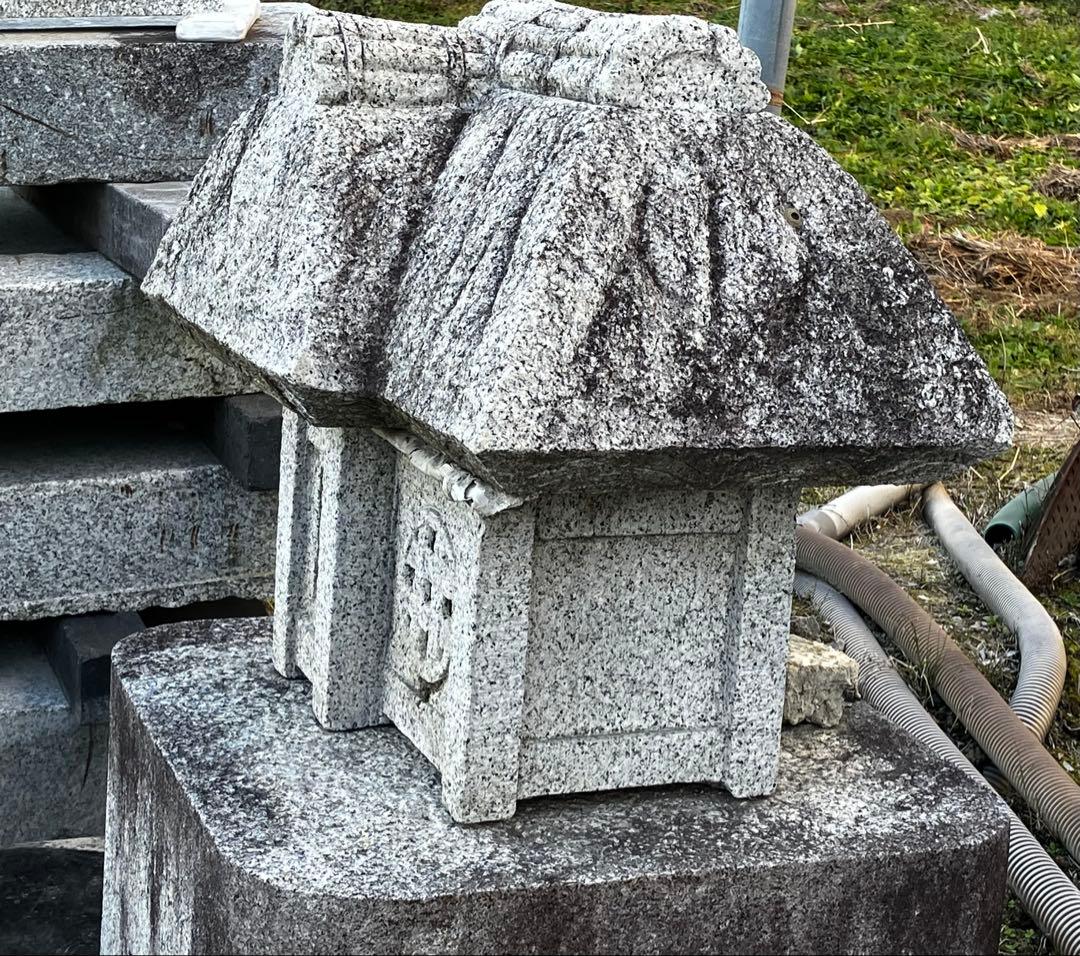 【引き取り限定】御影石　草屋根形 石灯籠 / 和風オブジェ 露地灯籠