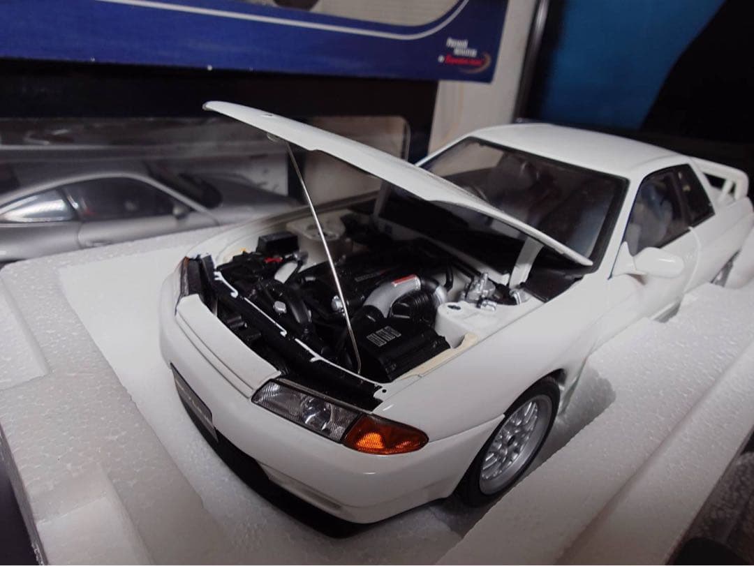 ミニカー Nissan Skyline GT-R (R32) V-Spec II 1/18