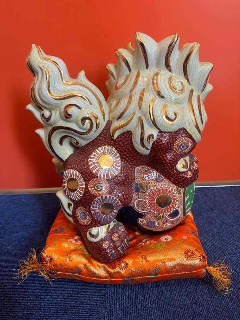 2017  九谷焼 太吉　玉乗り獅子 狛犬 置物 縁起物　金彩座布団付き