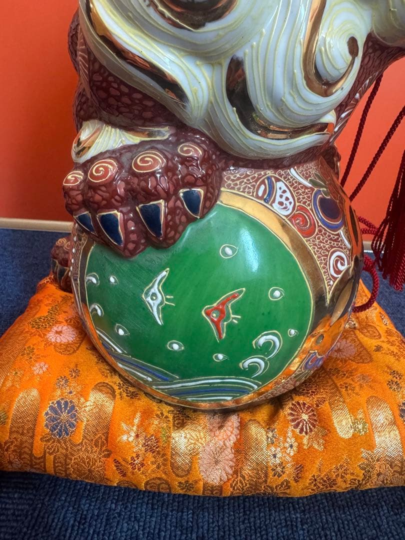 2017  九谷焼 太吉　玉乗り獅子 狛犬 置物 縁起物　金彩座布団付き