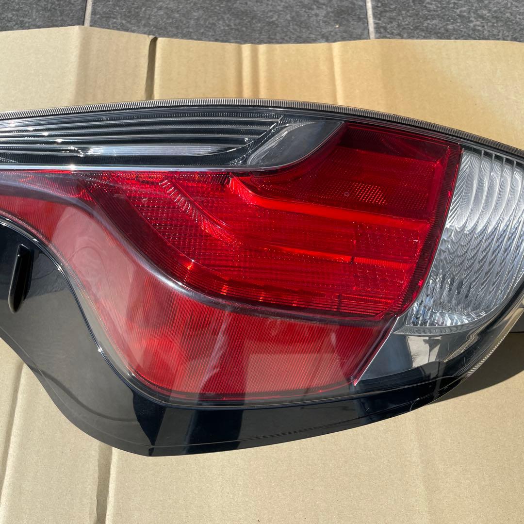 アクア　ライト　NHP10 左テールランプ ユニット　中古品