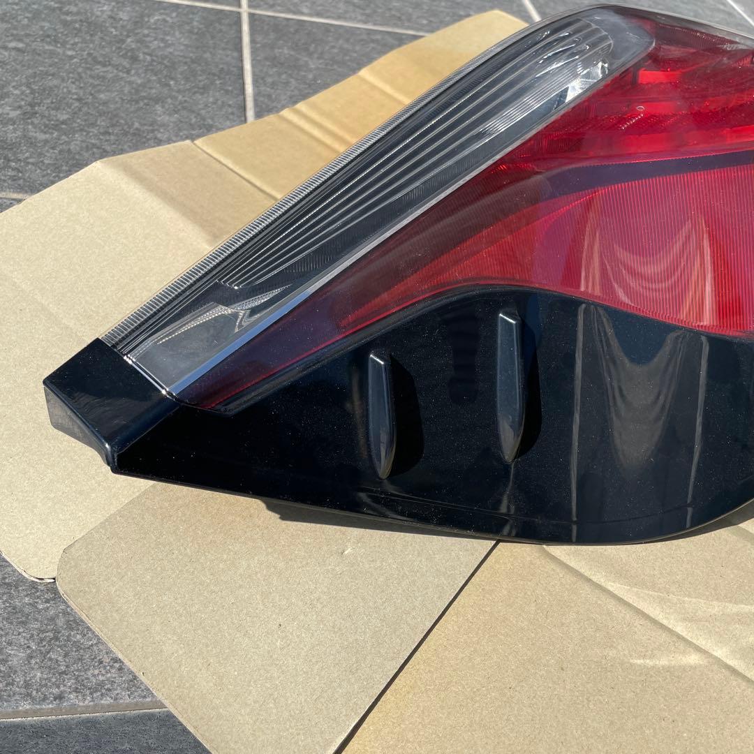 アクア　ライト　NHP10 左テールランプ ユニット　中古品