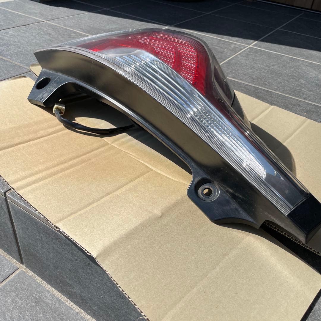 アクア　ライト　NHP10 左テールランプ ユニット　中古品