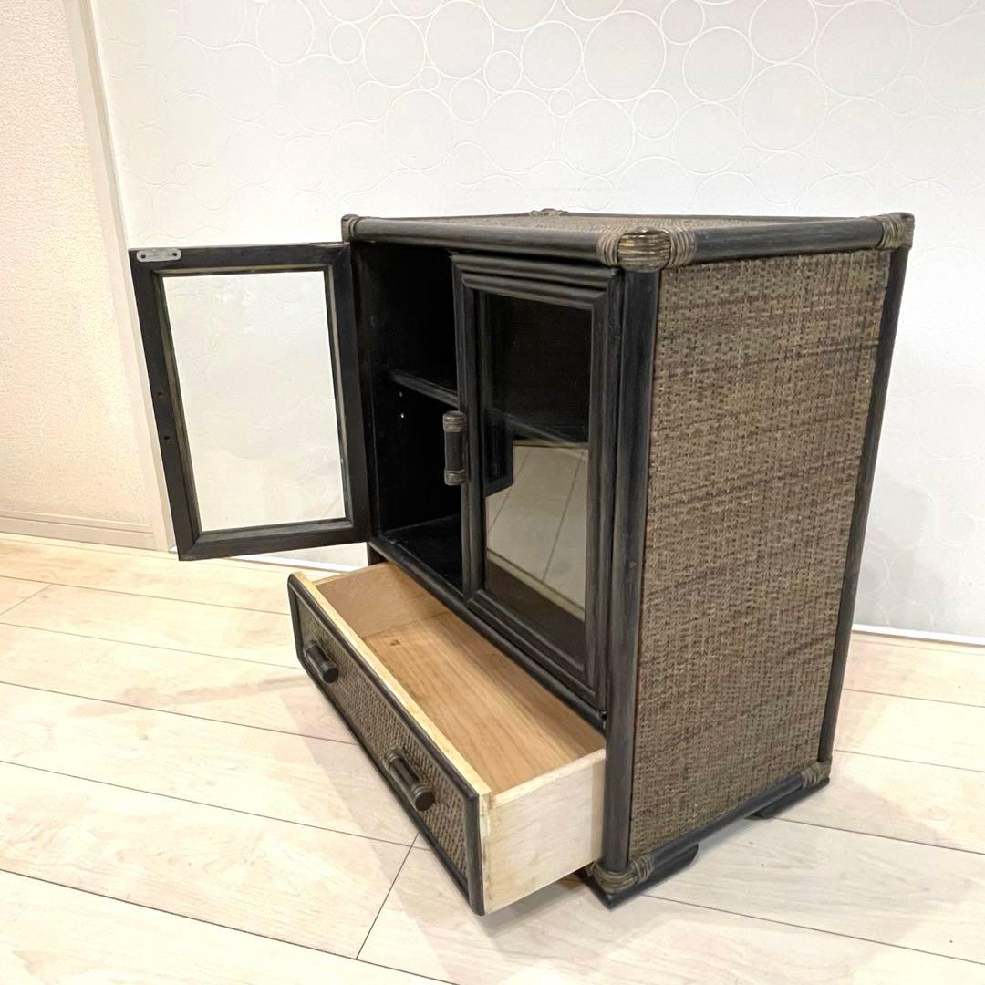 ラタン 籐 ガラス扉 キャビネット 収納棚 ヴィンテージ 引き出し付 アジアン