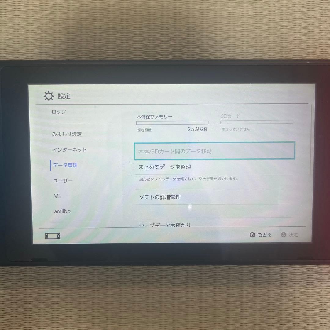 任天堂Switch 本体箱あり　ポケモンのカセットとコントローラー2個付き