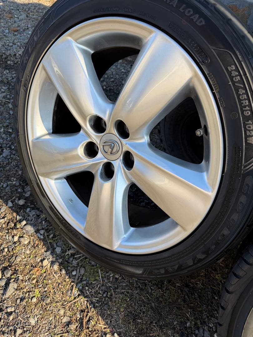 レクサスのタイヤサイズ245/45/R19