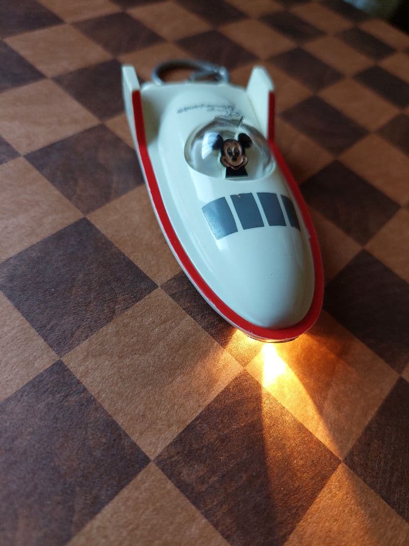 希少 ミッキーマウス 宇宙船型キーホルダー