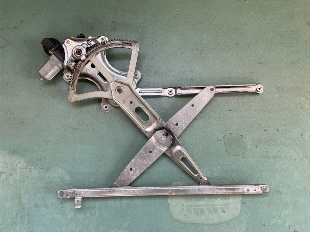 d*i様 ハイエース　レジアスエース　パワーウィンドウレギュレータ　モーター　右