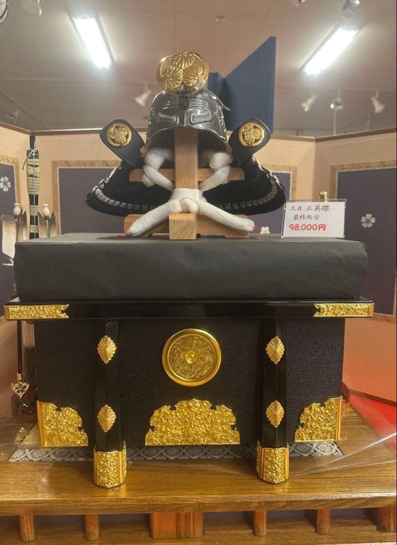 五月人形 兜飾り（兜・台座・屏風・付属小物一式）