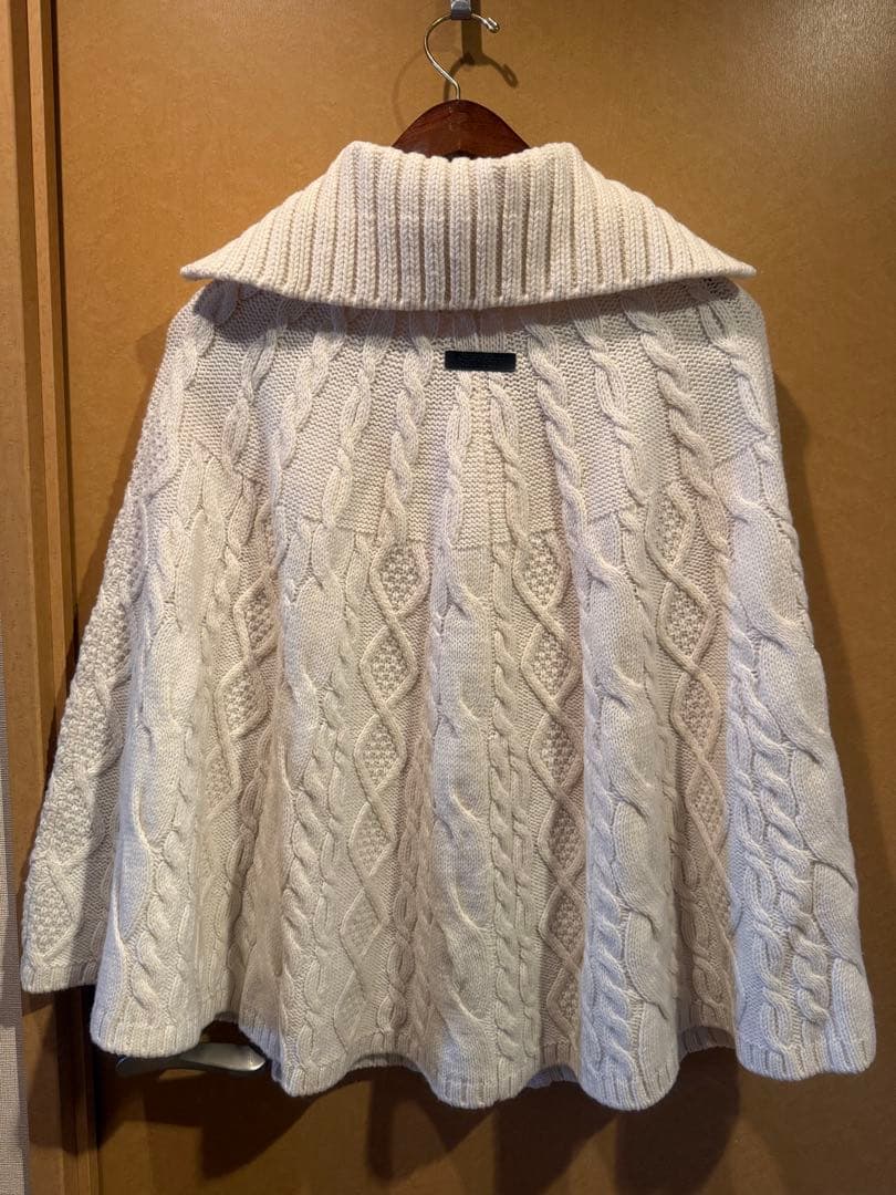 【希少】BURBERRYアイボリー ケーブルニット ポンチョ(38)