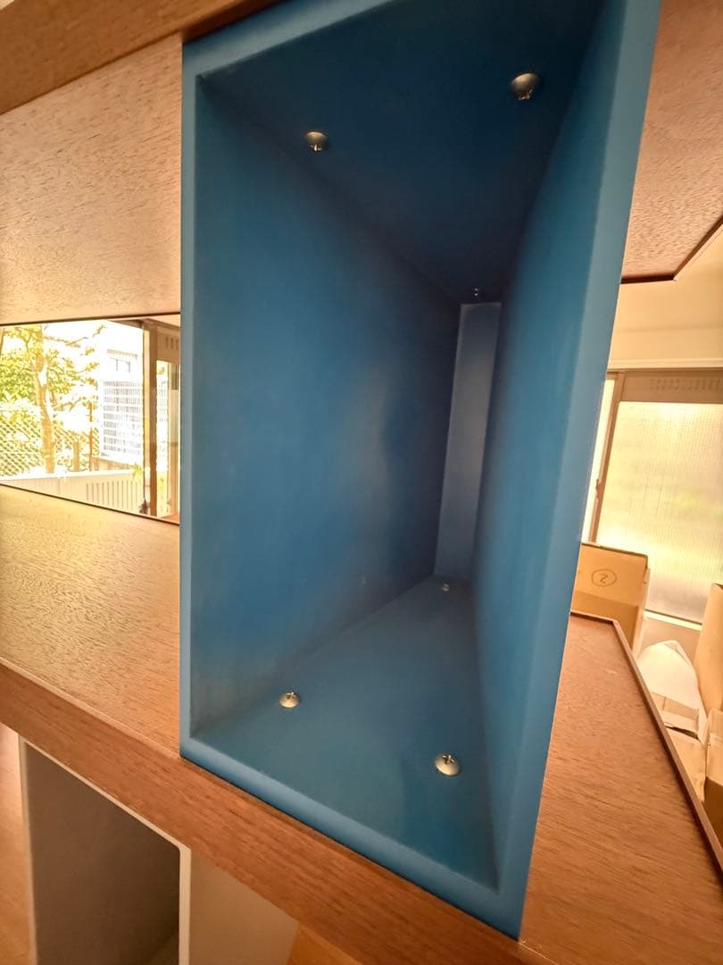 オープンシェルフ 青と木目調