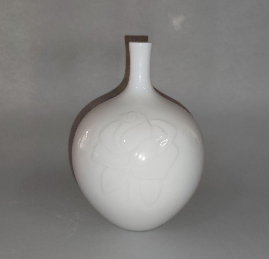 有田焼・奥川俊右衛門作・白磁バラ彫紋壺(小)・新品未使用