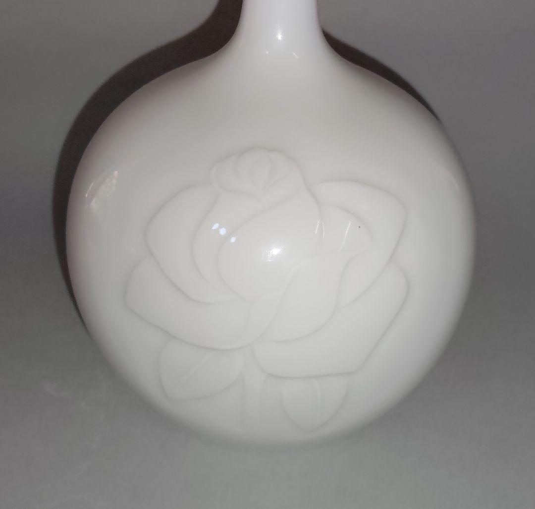 有田焼・奥川俊右衛門作・白磁バラ彫紋壺(小)・新品未使用