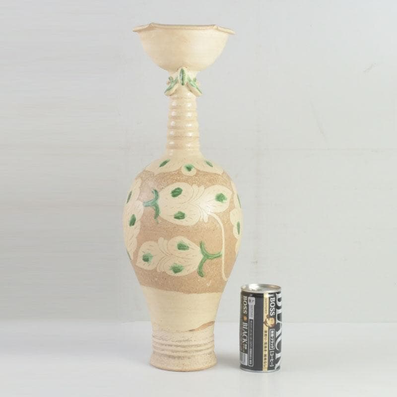 中国　遼白地緑彩刻花卉文　輪花口瓶　C　9243A